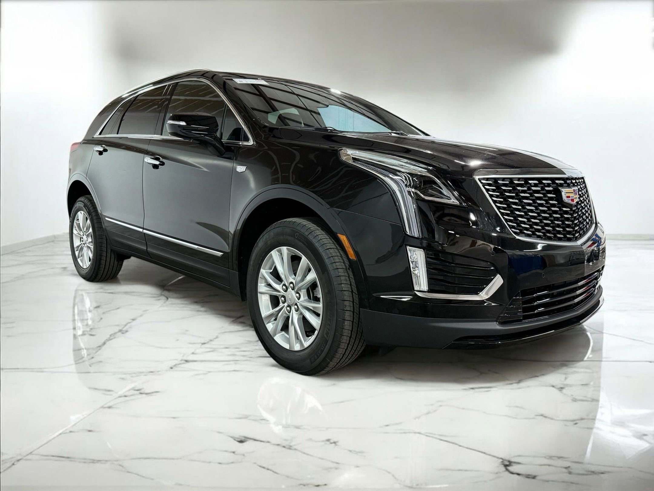 2025 Cadillac XT5 Luxury photo 2