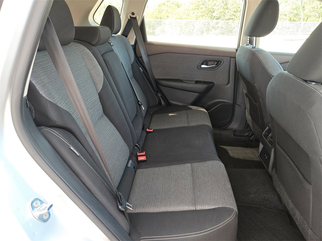 2022 Nissan Rogue SV photo 29