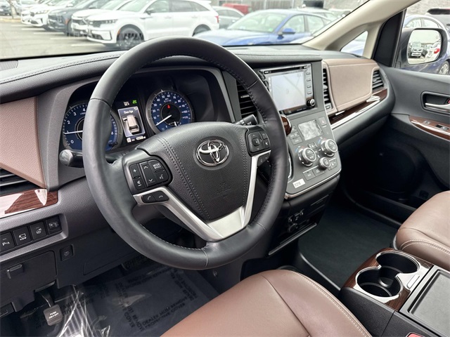 2019 Toyota Sienna Limited Premium photo 2