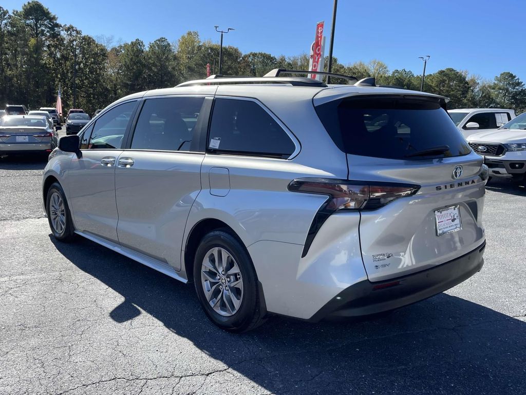 2025 Toyota Sienna XLE photo 4