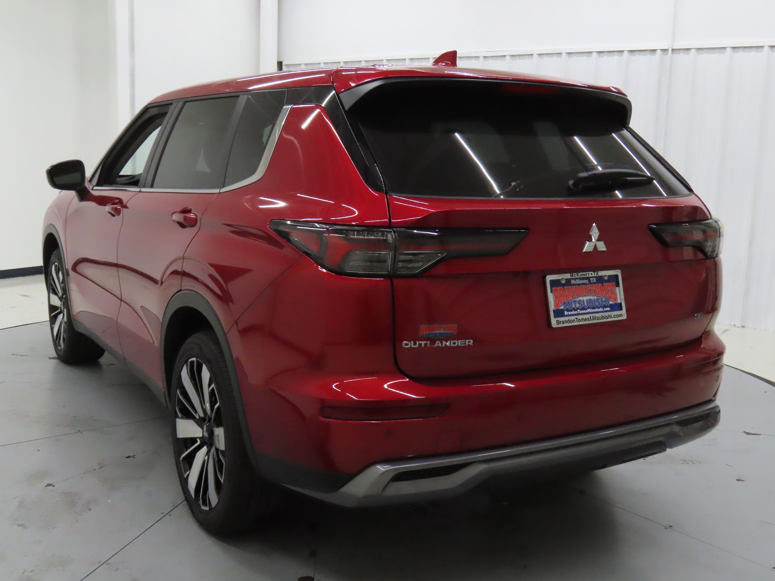 2025 Mitsubishi Outlander SE photo 3