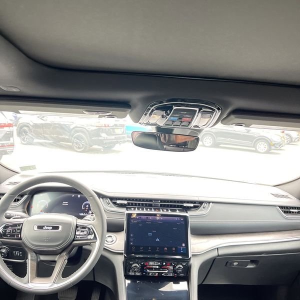 2024 Jeep Grand Cherokee Overland photo 4