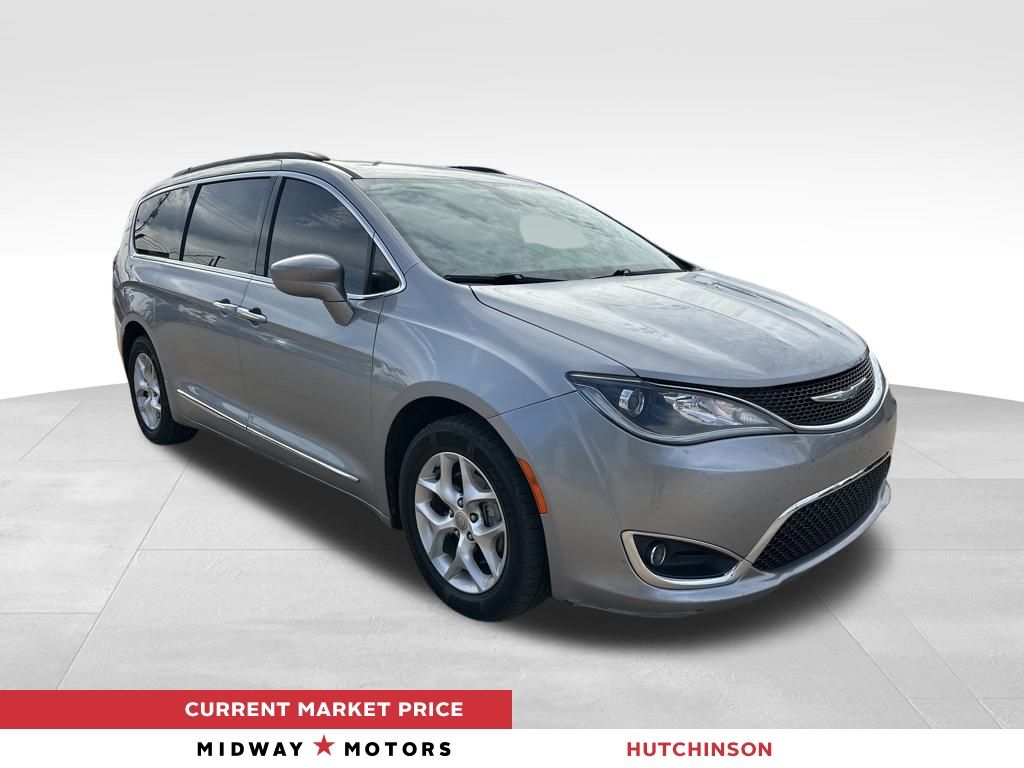 2017 Chrysler Pacifica Touring-L's photo