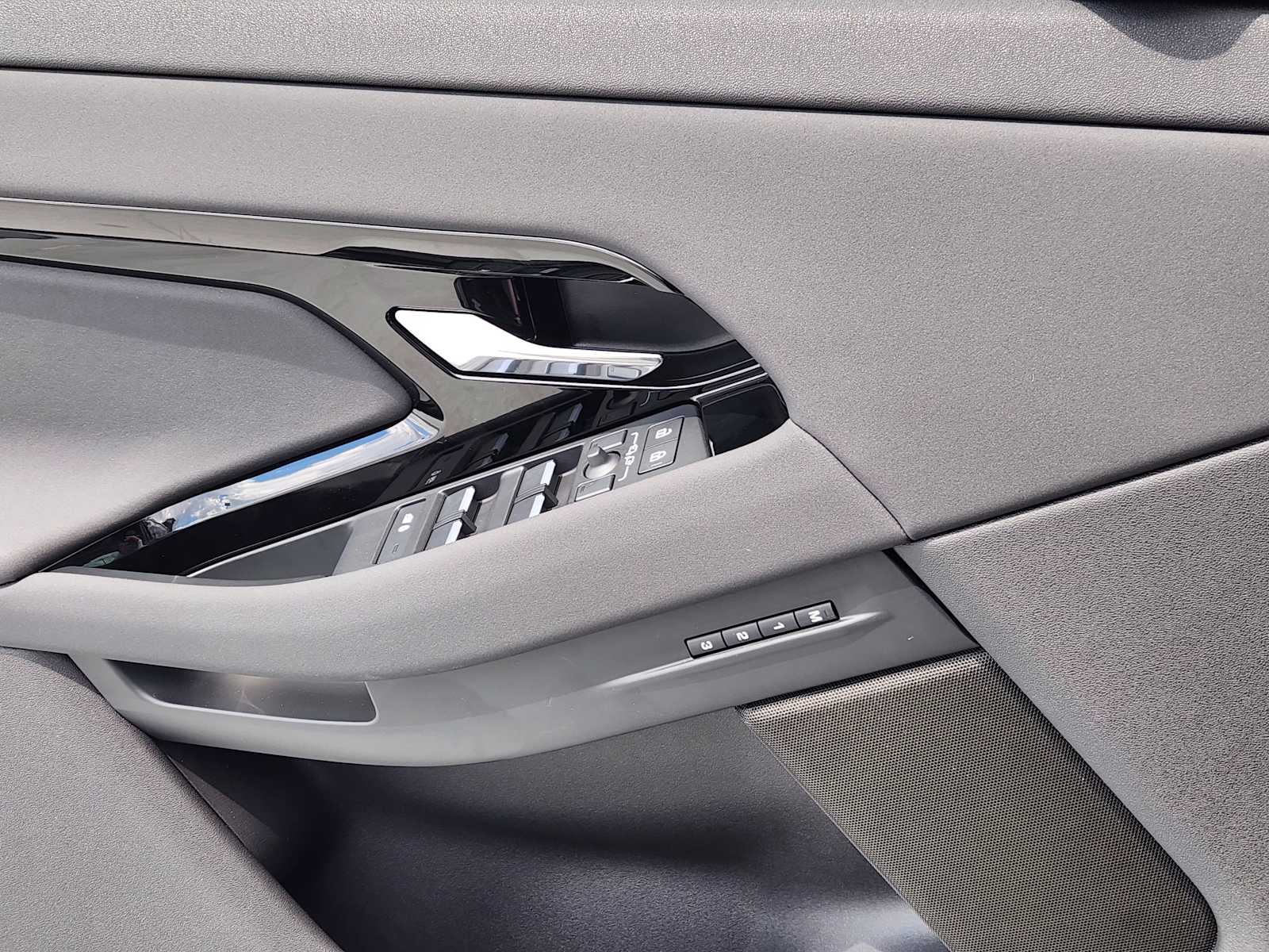 2026 Land Rover Range Rover Evoque Dynamic SE photo 16
