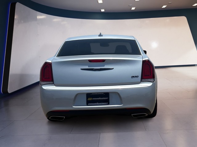2023 Chrysler 300 Touring photo 4