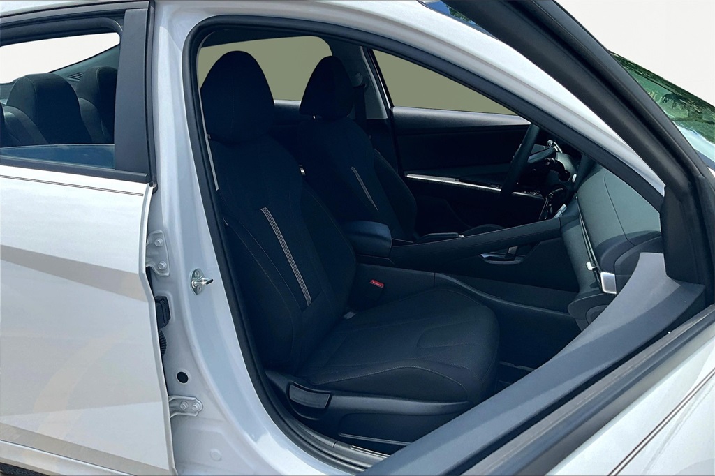 2024 Hyundai Elantra SE photo 7