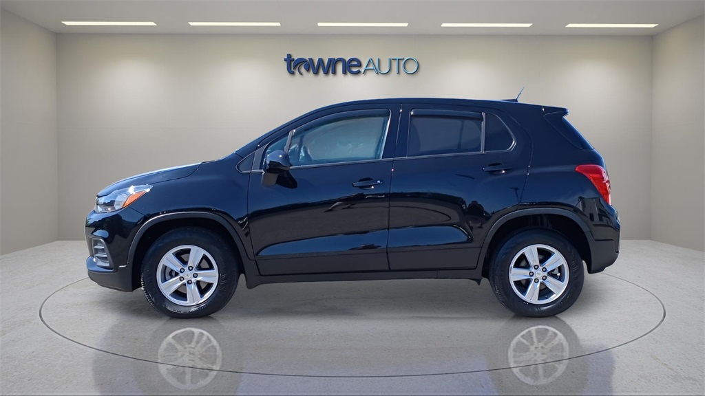2022 Chevrolet Trax LS photo 2
