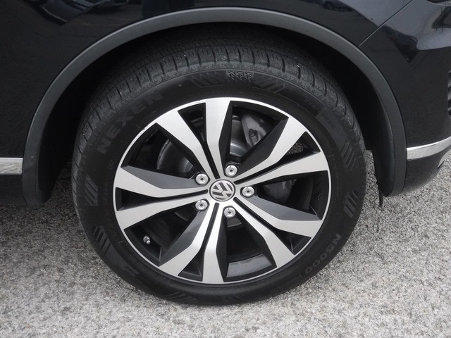 2017 Volkswagen Touareg V6 photo 3