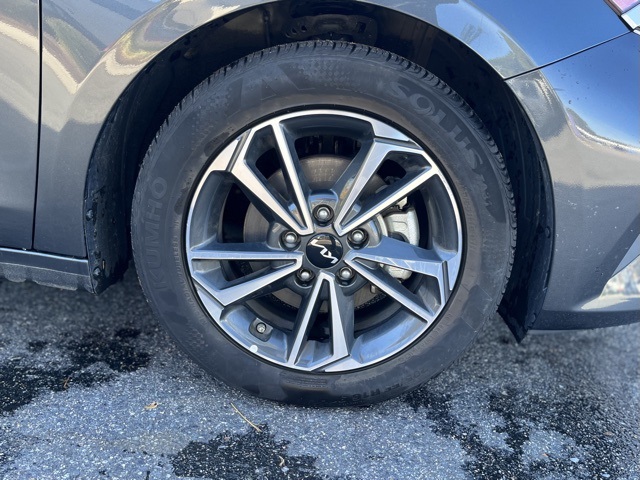 2024 Kia Forte LXS photo 3