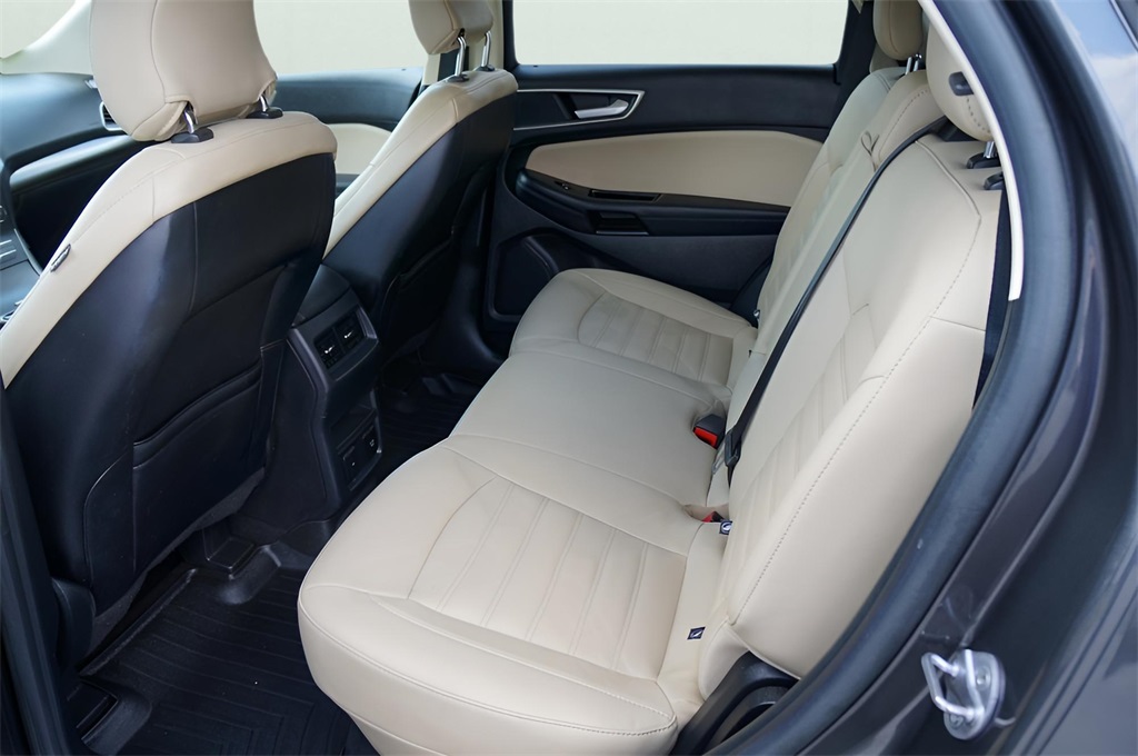 2019 Ford Edge SEL photo 5