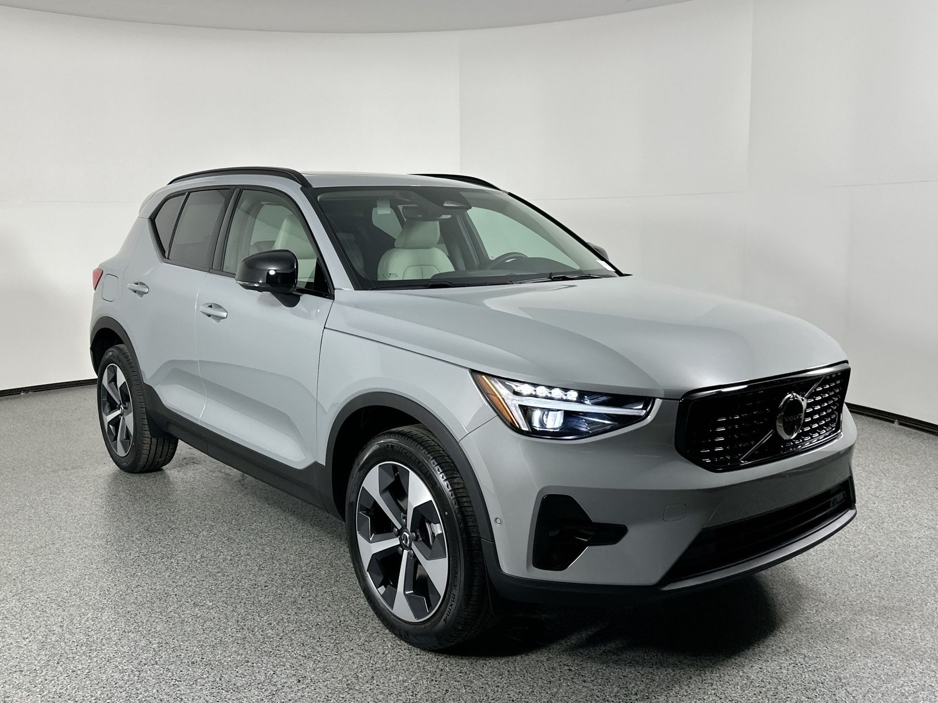 2025 Volvo XC40 AWD Plus photo 3