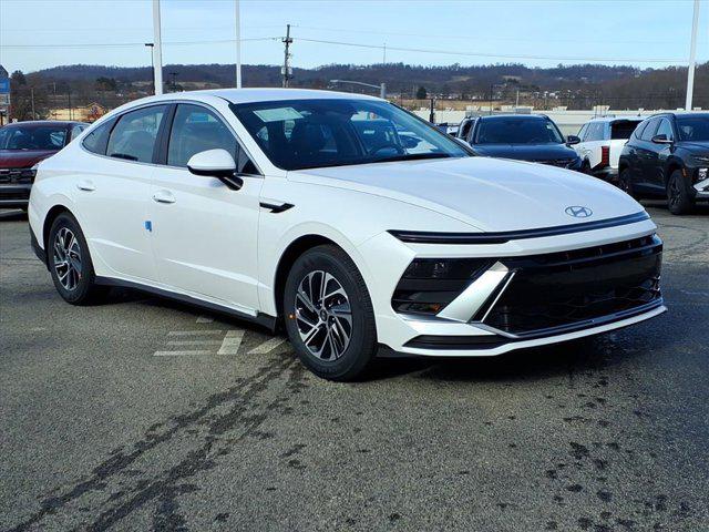 2026 Hyundai Sonata Hybrid Blue's photo