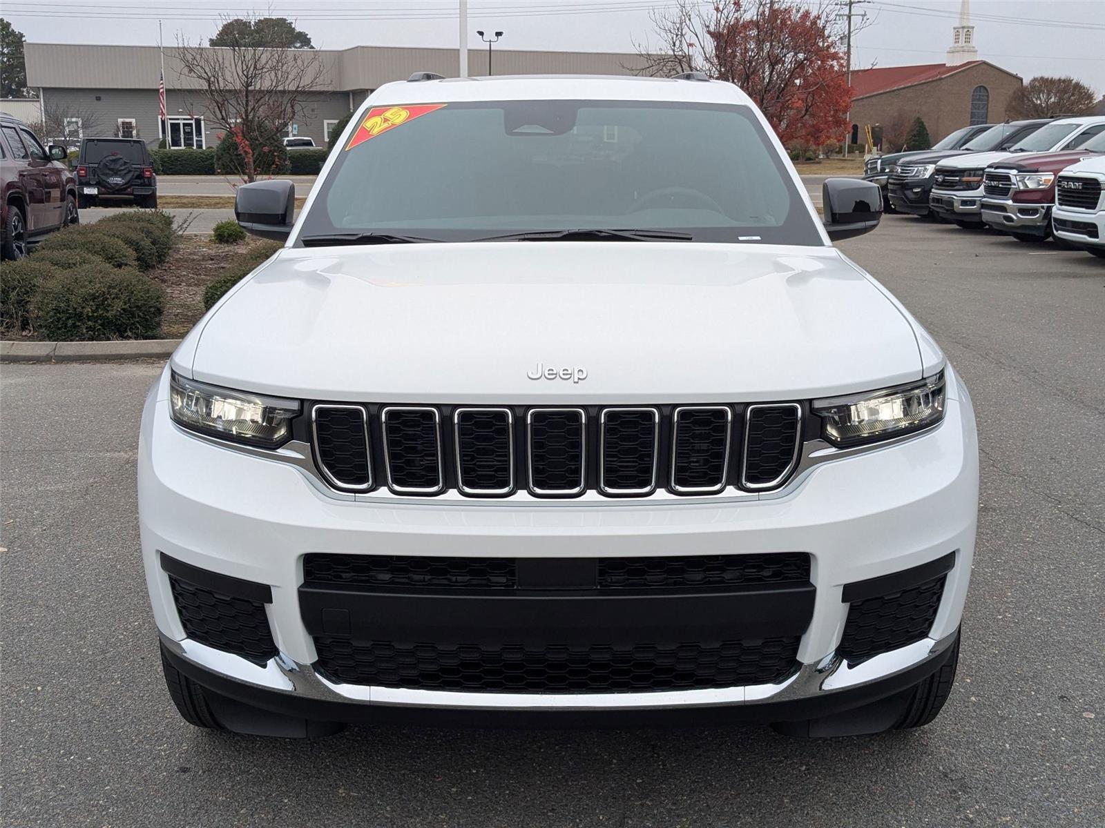 2025 Jeep Grand Cherokee Laredo photo 2