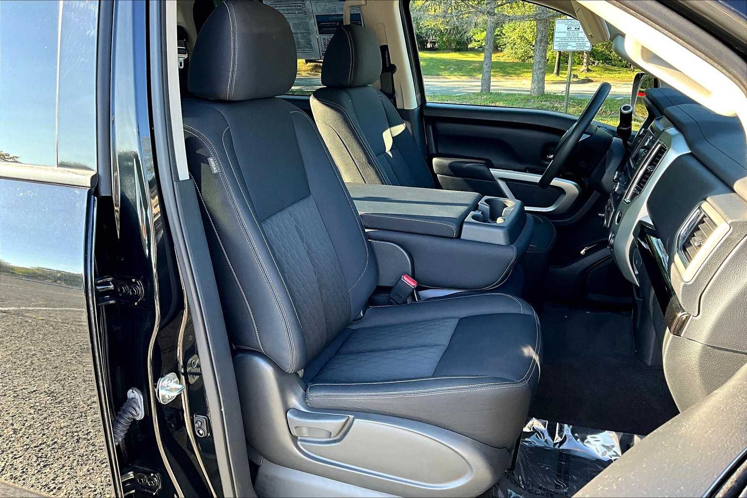 2019 Nissan Titan SV photo 8