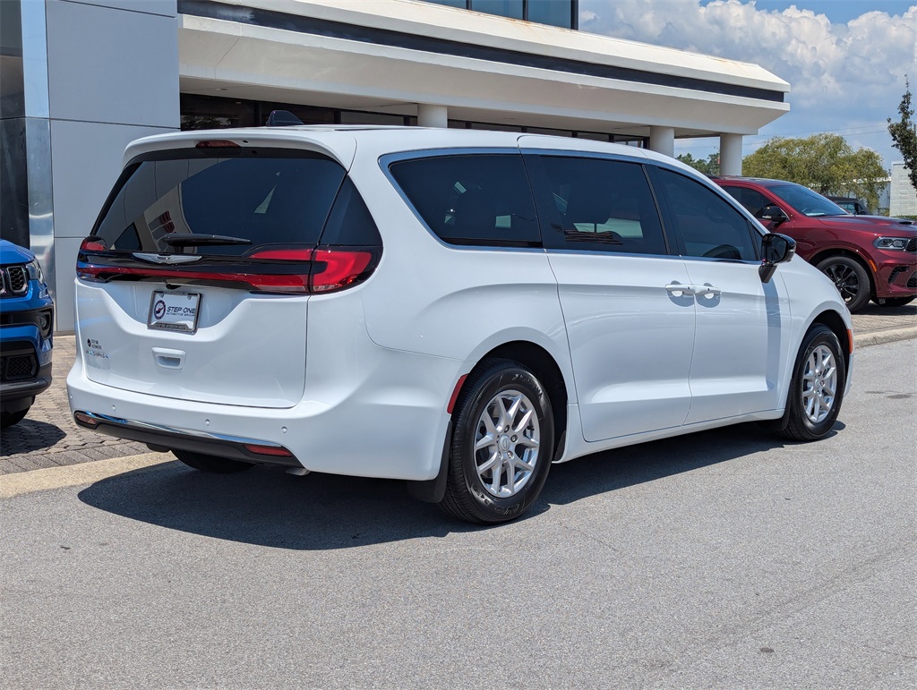 2026 Chrysler Pacifica photo 4