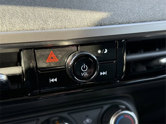 2025 Nissan Kicks SV photo 28
