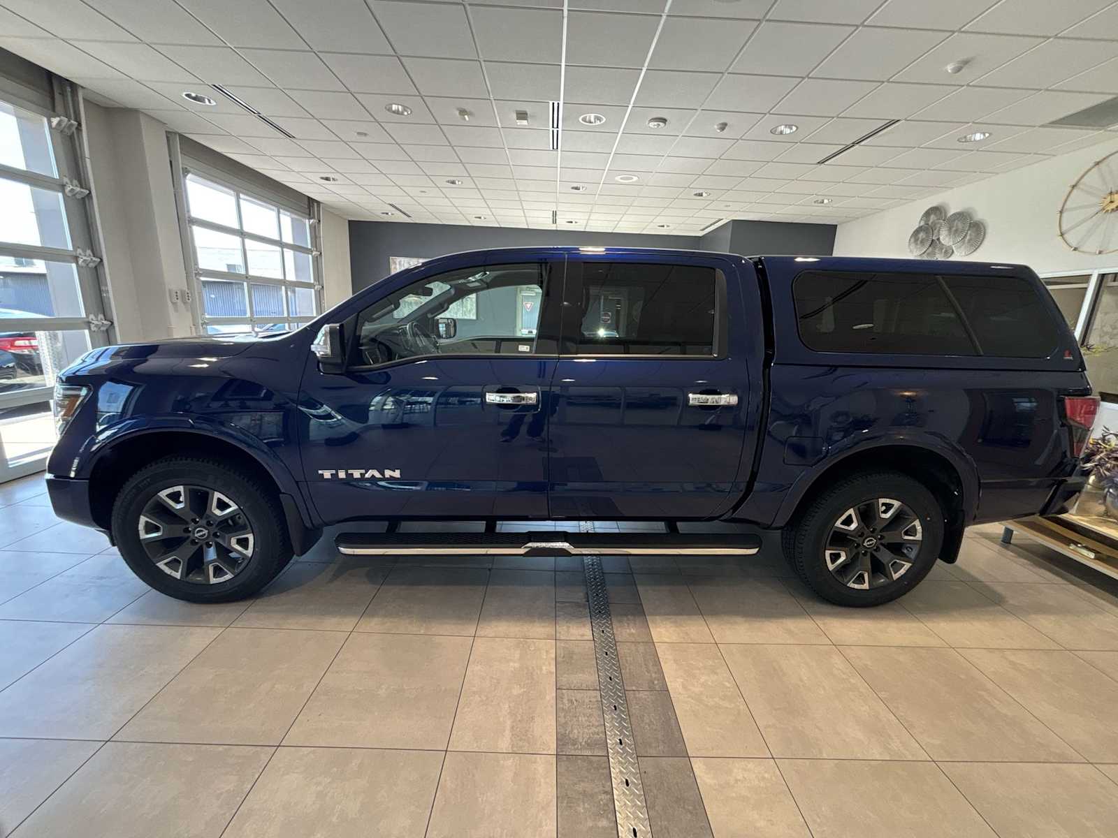 2023 Nissan Titan Platinum Reserve photo 5