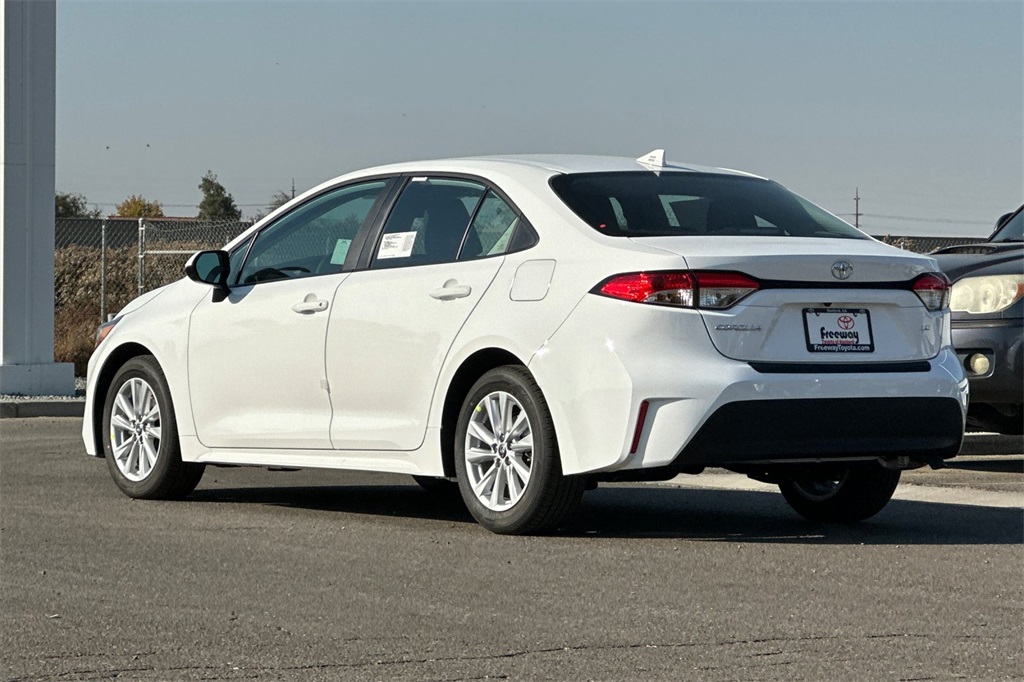 2025 Toyota Corolla LE photo 4