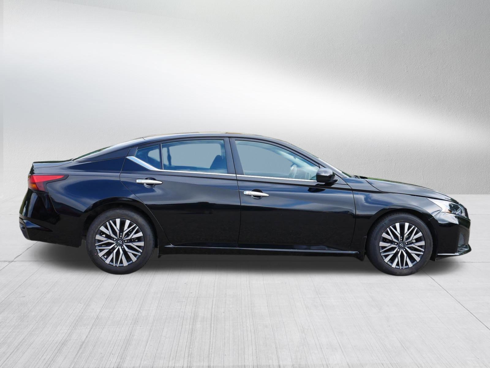 2023 Nissan Altima 2.5 SV photo 8