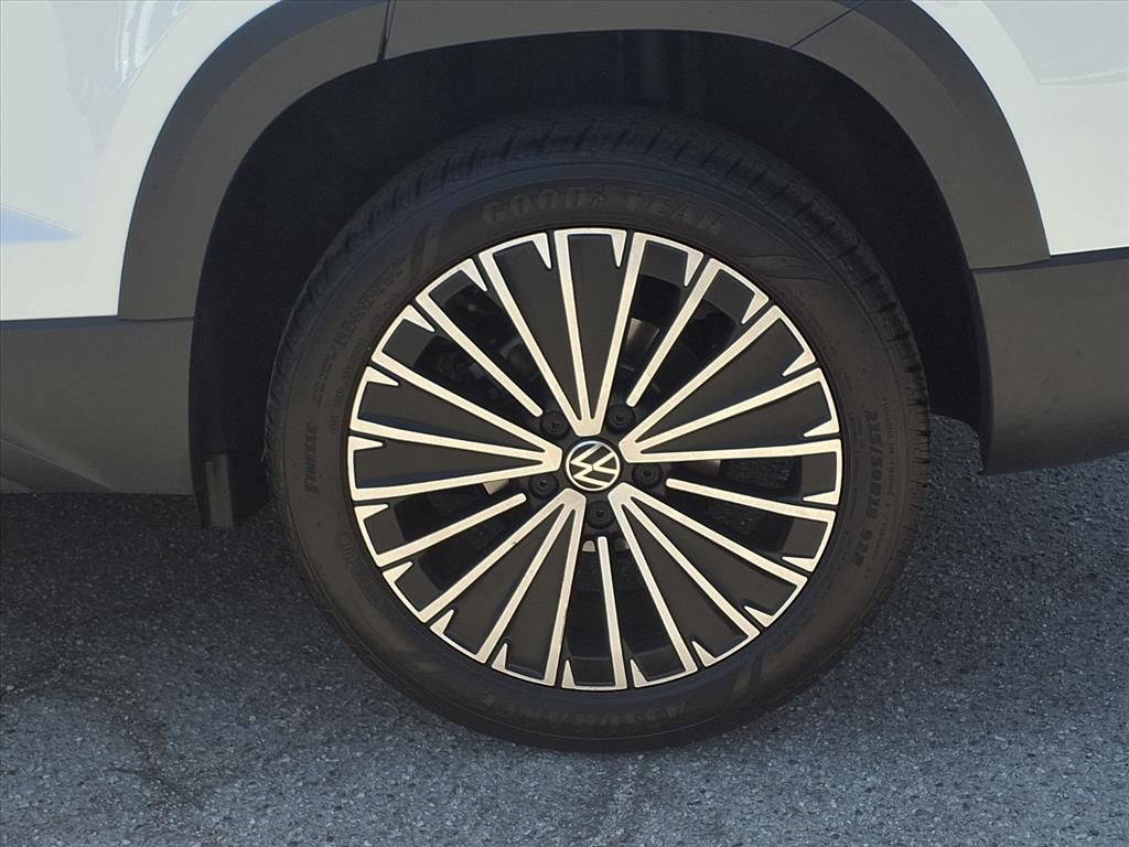 2025 Volkswagen Taos SE photo 2