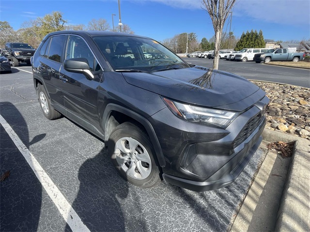 2024 Toyota RAV4 LE's photo