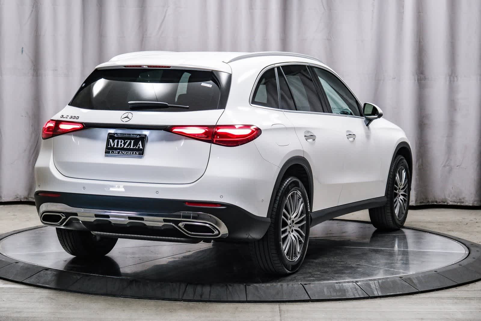 2025 Mercedes Benz GLC 300 photo 4