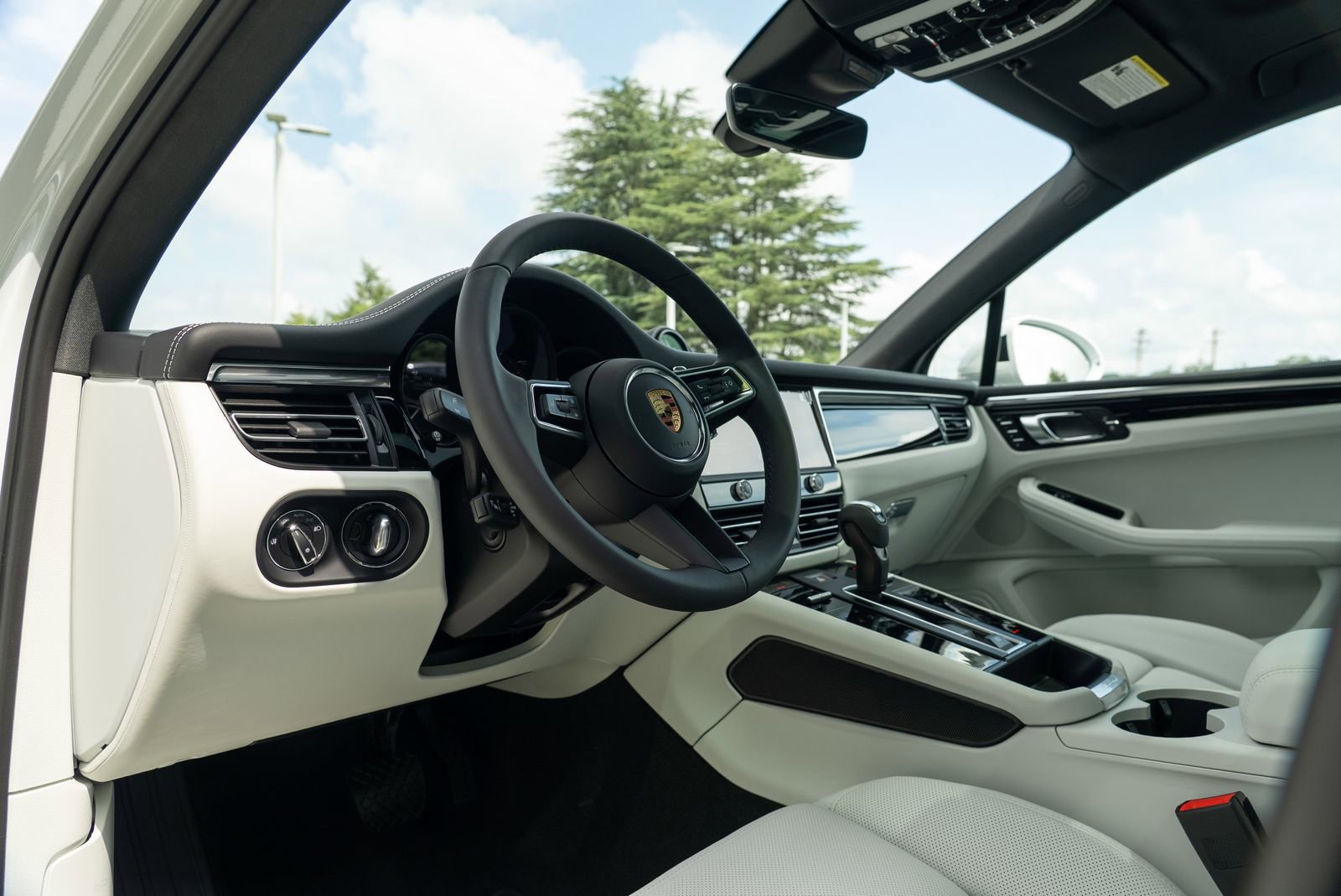 2025 Porsche Macan Base photo 3