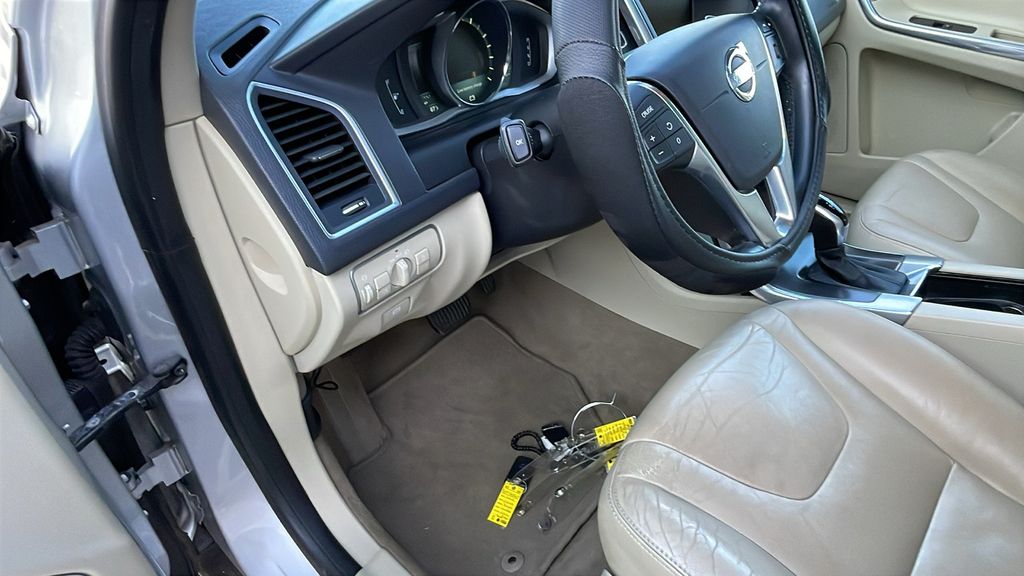 2015 Volvo XC60 T6 Platinum's photo