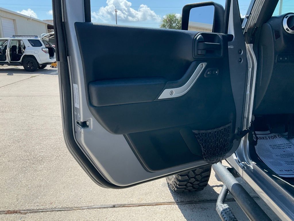2016 Jeep Wrangler Unlimited Rubicon photo 12