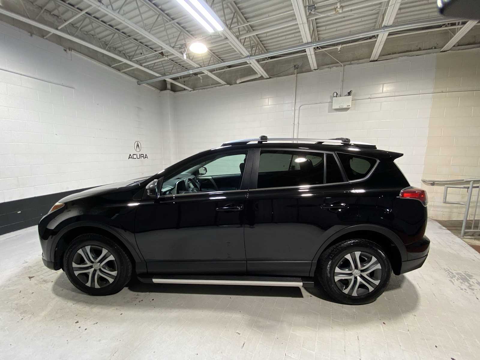 2017 Toyota RAV4 LE photo 3