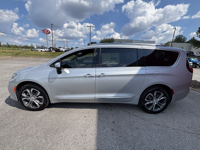 2026 Chrysler Pacifica Pinnacle photo 3