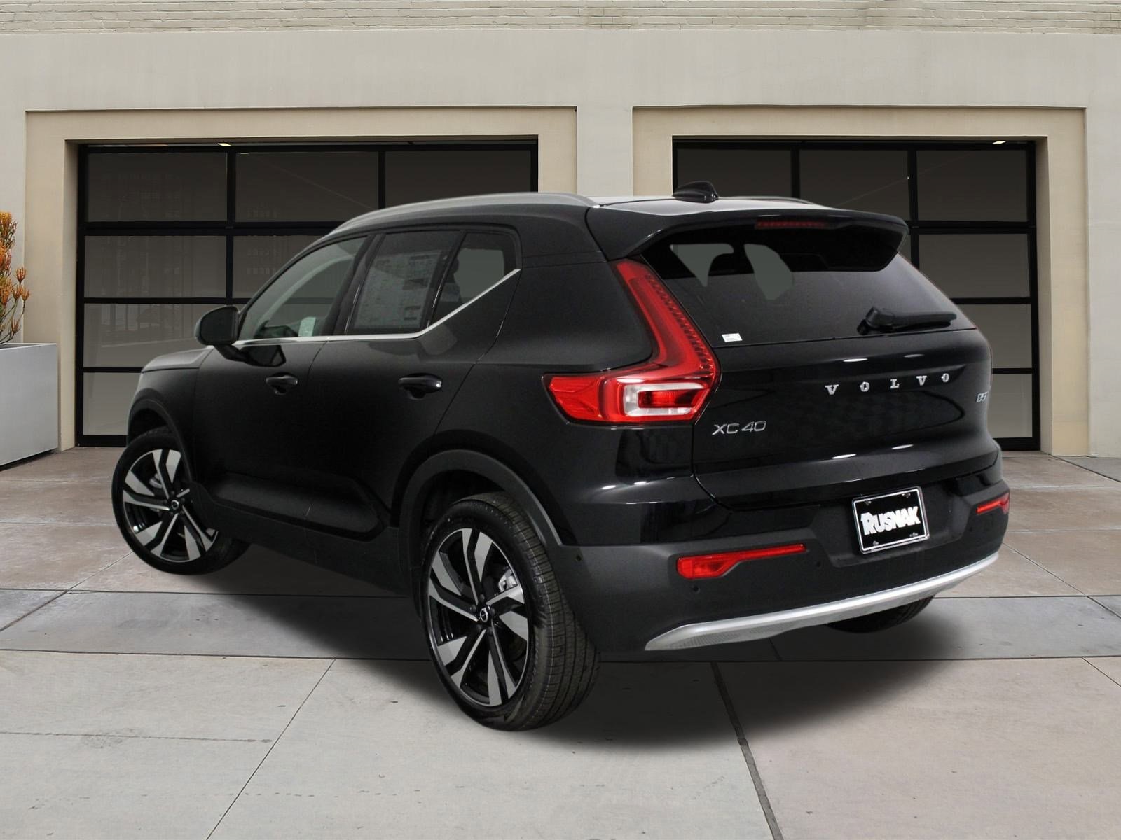 2025 Volvo XC40 photo 3