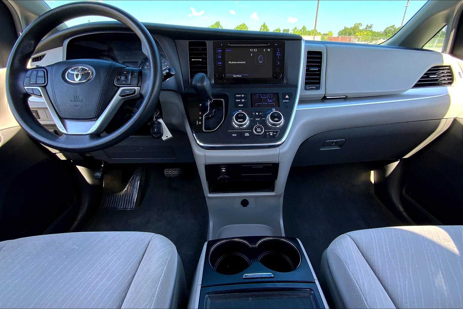 2017 Toyota Sienna LE photo 14