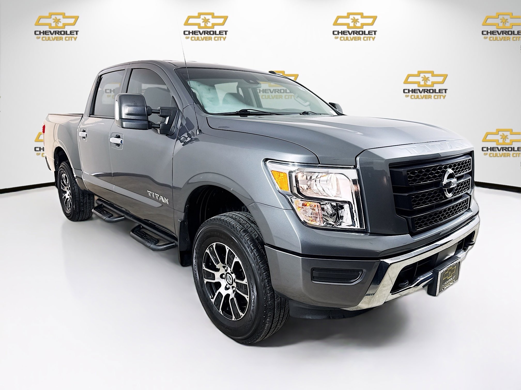 2021 Nissan Titan SV's photo