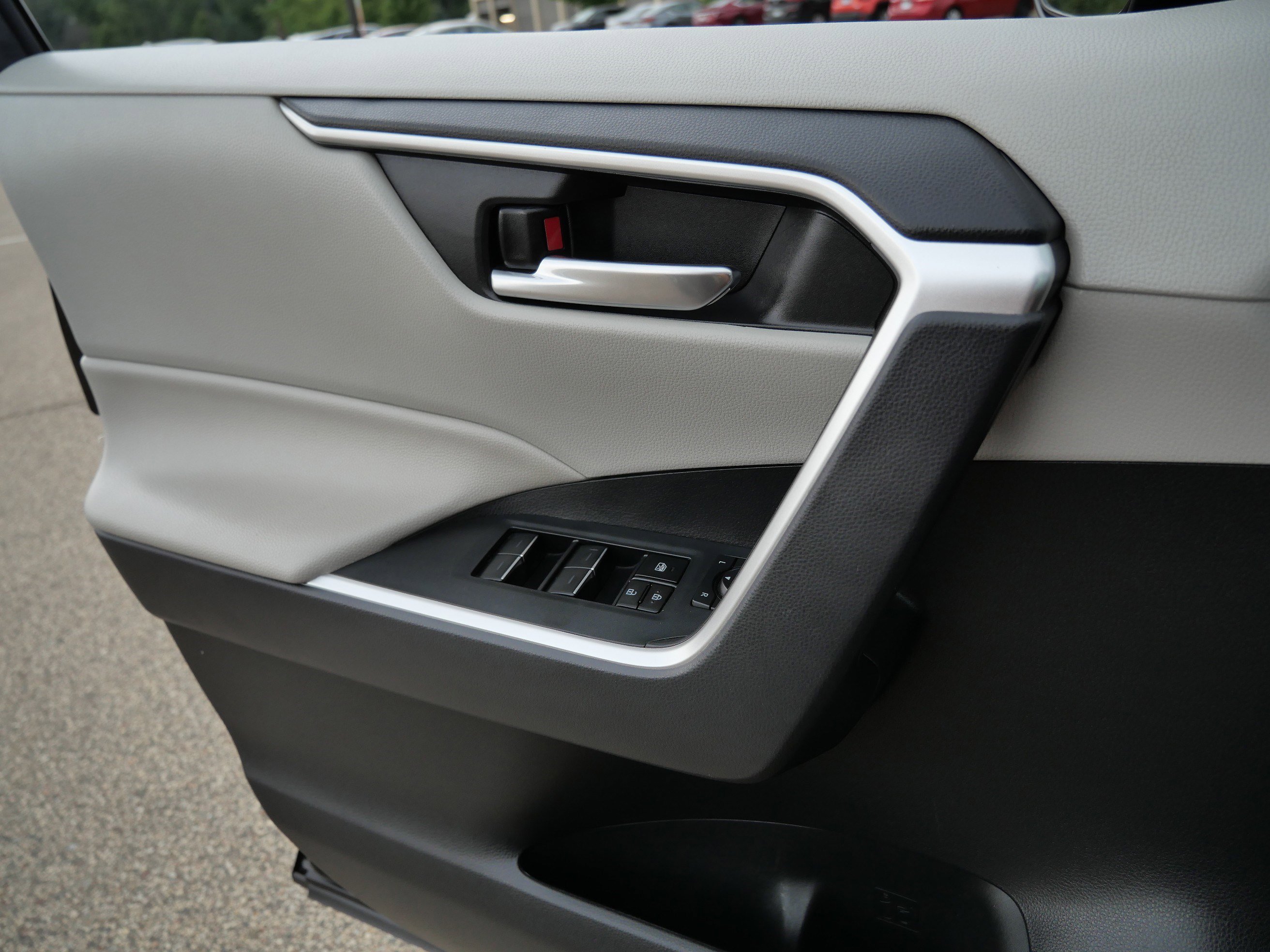 2023 Toyota RAV4 Hybrid XLE photo 32