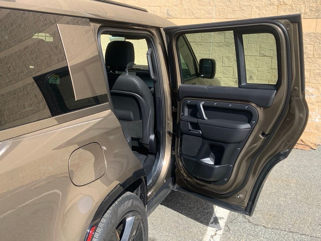 2025 Land Rover Defender 130 X-Dynamic SE photo 12