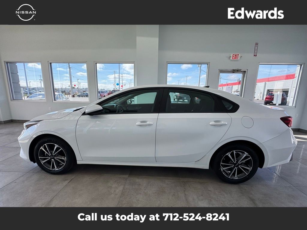 2024 Kia Forte LXS photo 5