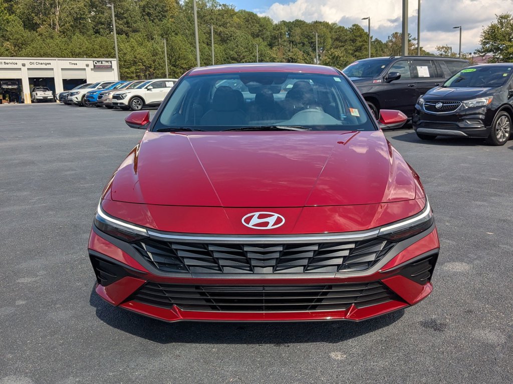 2025 Hyundai Elantra photo 2