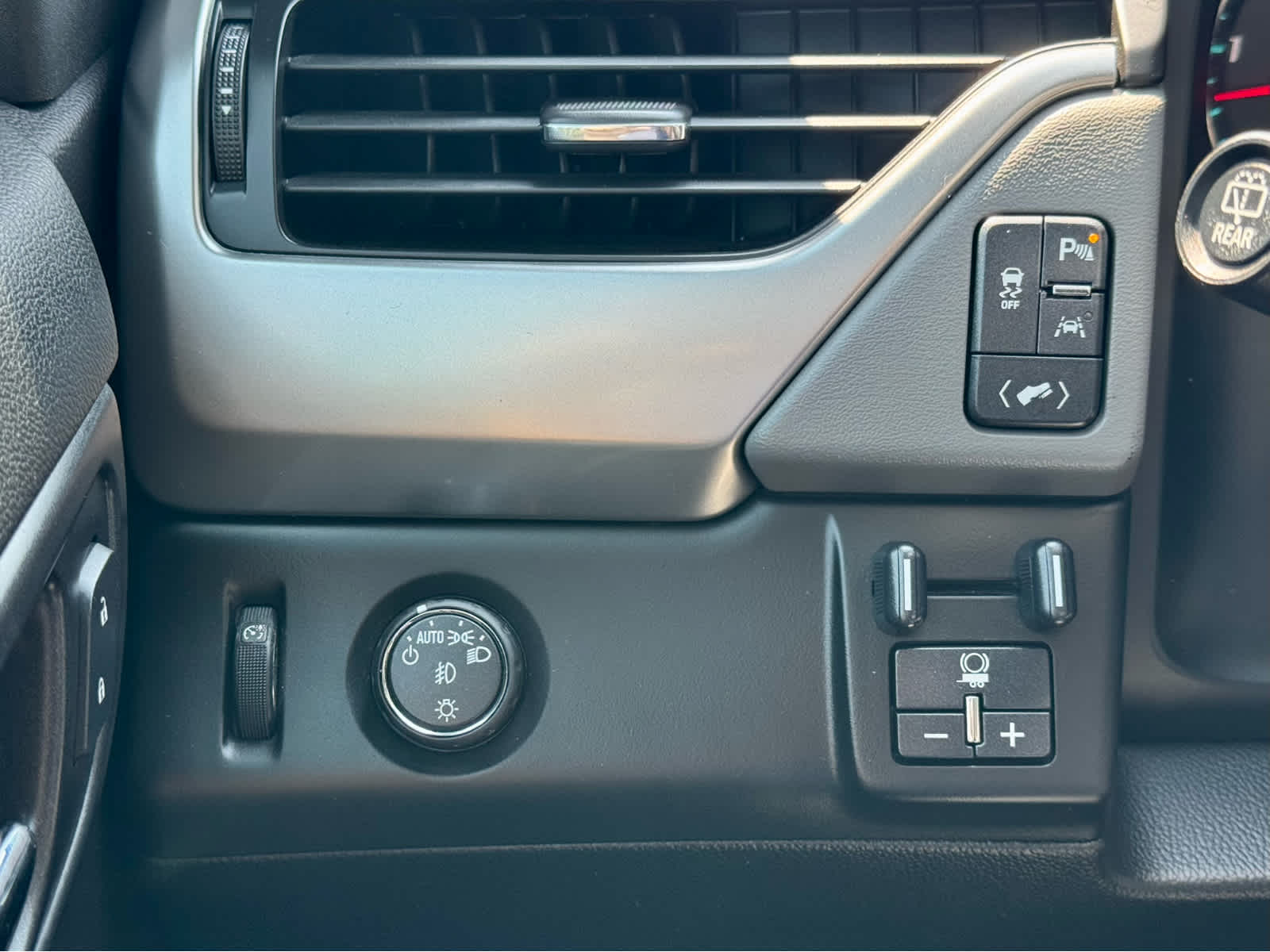 2016 Chevrolet Tahoe LT photo 13
