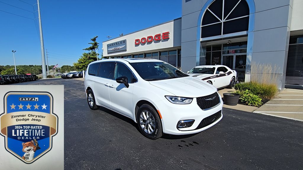 2026 Chrysler Pacifica Select's photo