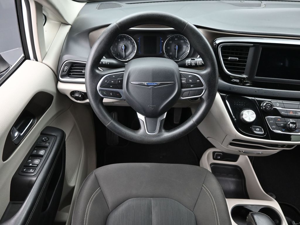 2020 Chrysler Voyager LX photo 10
