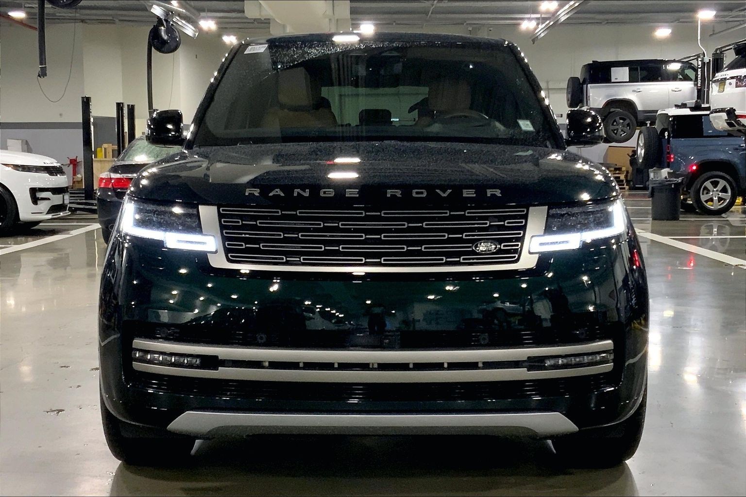 2025 Land Rover Range Rover SE photo 3
