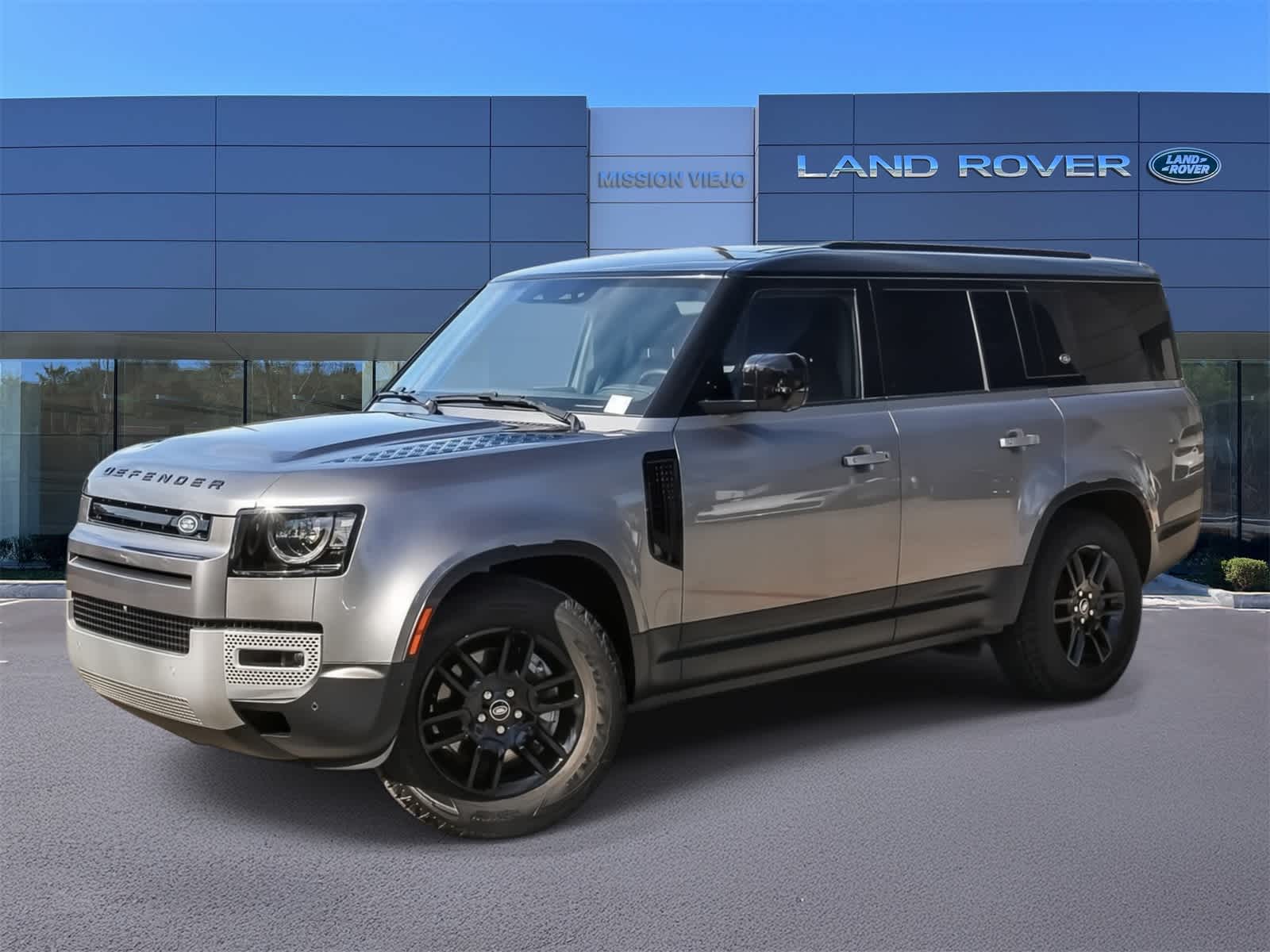 2023 Land Rover Defender SE's photo