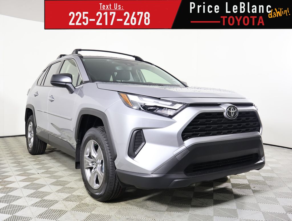 2025 Toyota RAV4 LE's photo