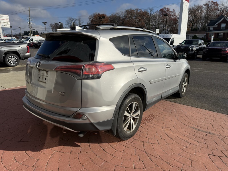 2016 Toyota RAV4 XLE photo 3