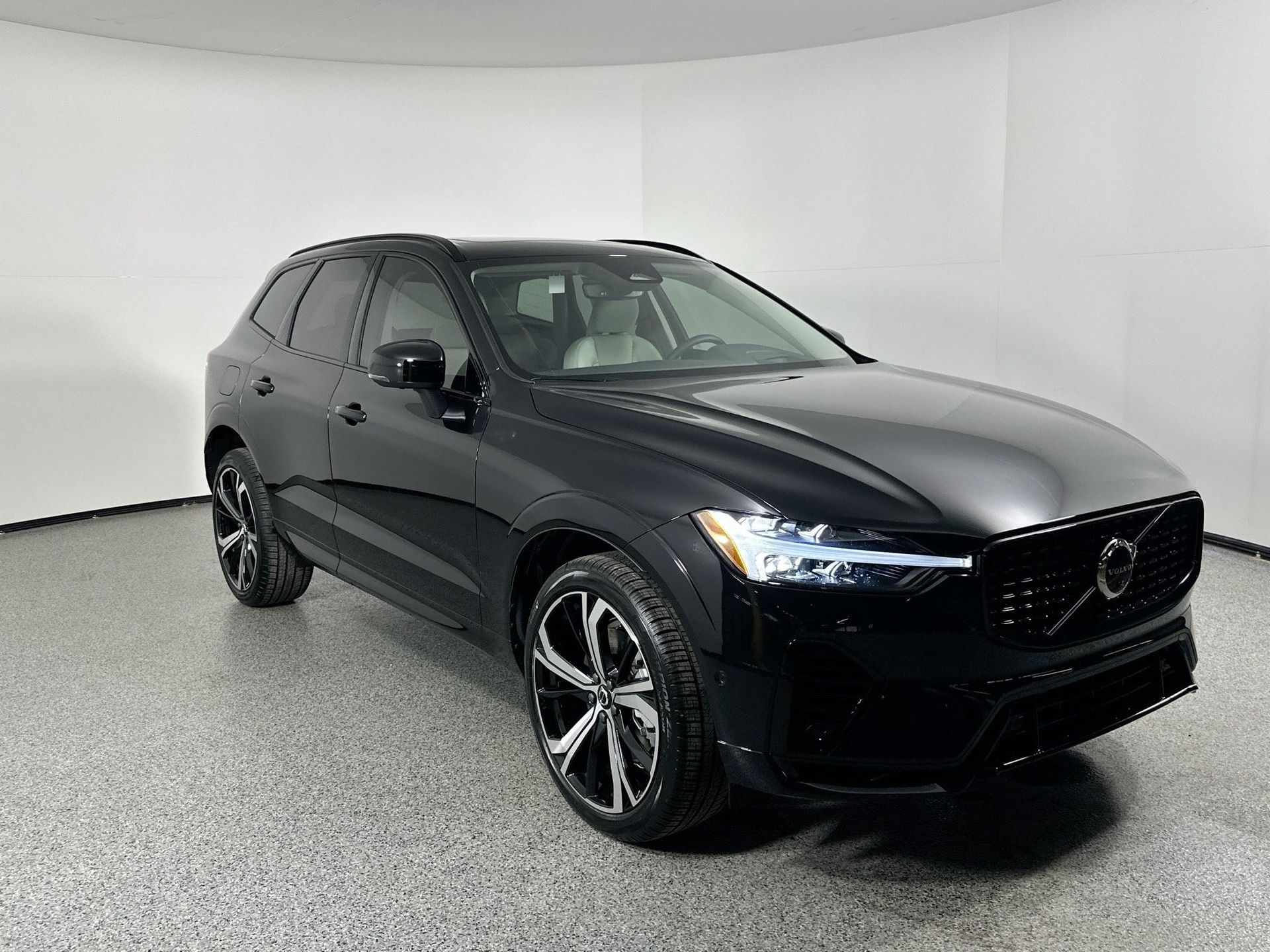 2025 Volvo XC60 T8 photo 2