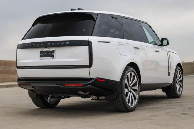2025 Land Rover Range Rover SE photo 4