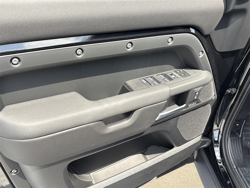 2025 Land Rover Defender 110 X-Dynamic SE photo 9