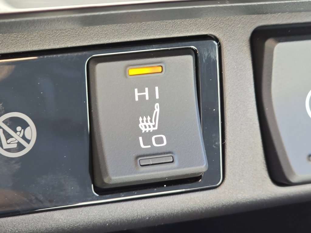 2025 Toyota RAV4 XLE photo 7