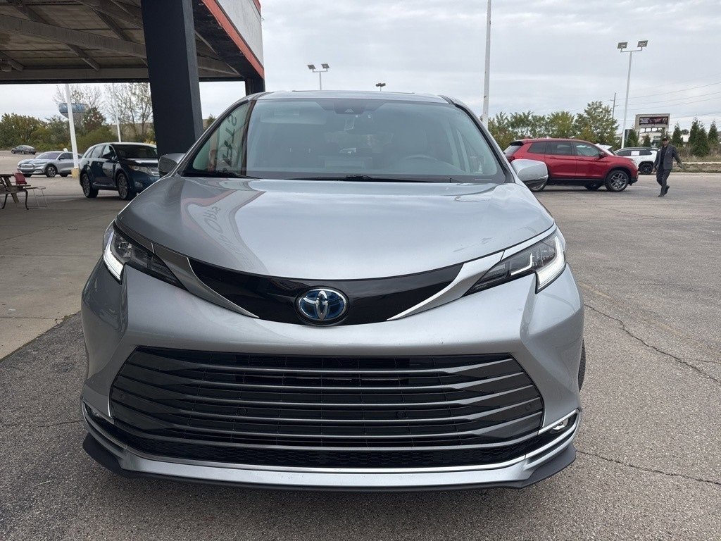 2021 Toyota Sienna Limited photo 2